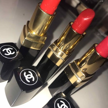 CHANEL ROUGECOCO💄
左から#440 #444 #442
発色はとてもよく塗りやすいです。
#440 はオレンジ系の赤色。
#444 は結構濃いめの赤色です。
濃いめの色が苦手な方には不向