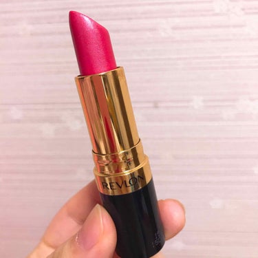 Revlonの口紅です！ほぼ赤に近い色なんですけど、少し青みがかっているのでオシャレな感じの色です！
とても塗りやすく、色も落ちにくいです！
ラメも入っててかわいいです！！
みなさんも気になったら買って