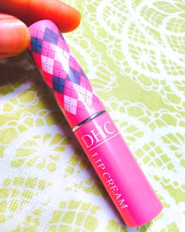 DHCの薬用リップクリームの限定パッケージ🌸
ピンク地のアーガイルが可愛くてテンションが上がる｡ﾟ+.( °∀°)ﾟ+.ﾟ
使用感はいつものDHCのリップクリームです。スーッと馴染んで唇が潤います。

