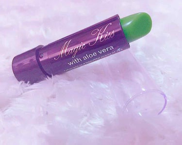           💄Magic Kiss with aloe vera💄

♡6本入りのものをハワイで買いました

♡リップ自体の色は緑ですが、塗るとあざやかなピンクになります

♡発色がよく、リップ