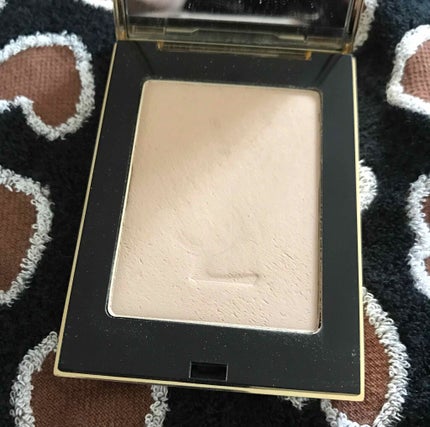 YVES SAINT LAURENT BEAUTE ラディアントコンパクトパウダーのクチコミ「YSL★ラディアントコンパクトパウダー
3番ベージュのフェイスパウダーですが、1色展開だったか.....」(2枚目)
