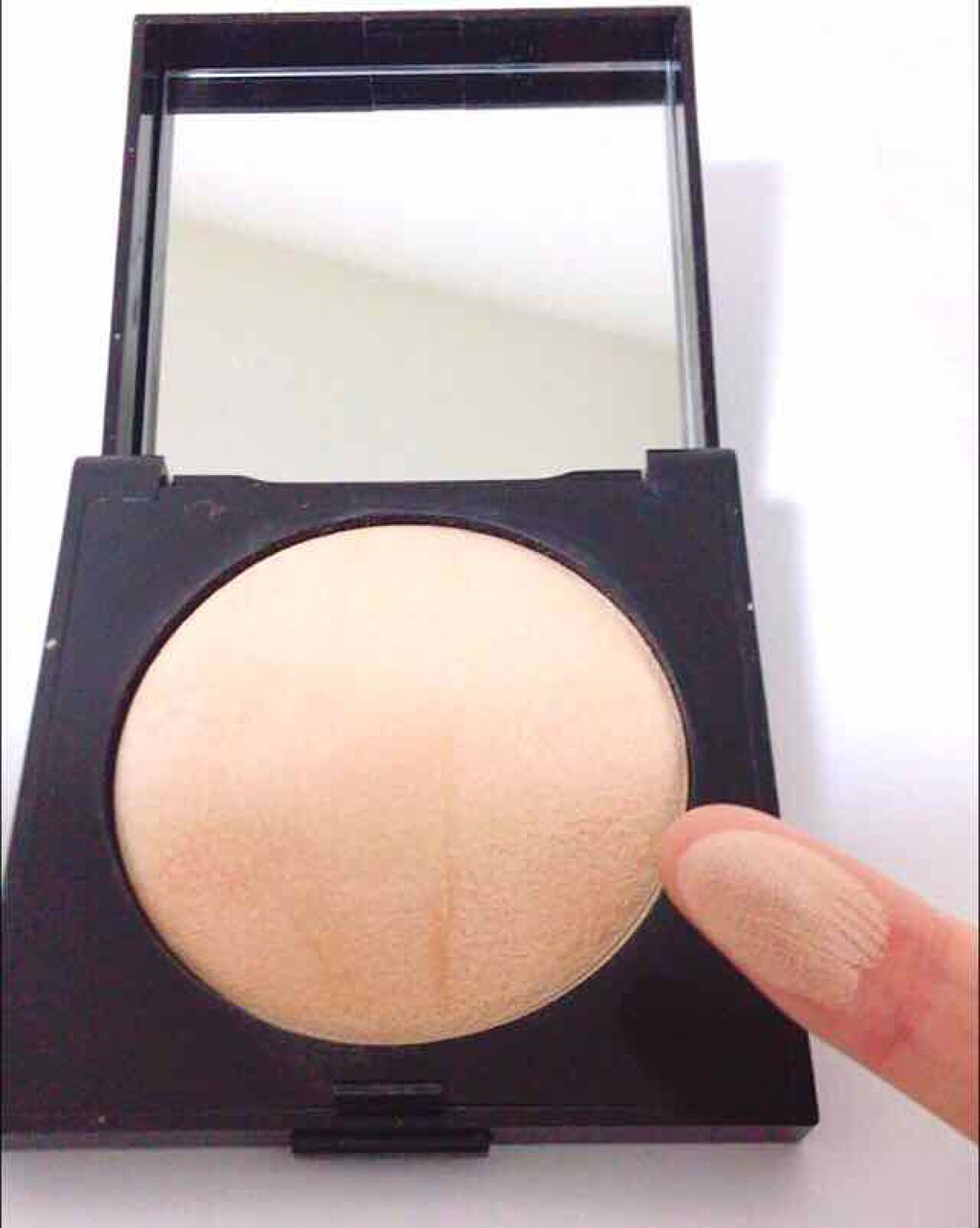 マットラディアンス ベイクドパウダー ハイライト01/ローラ メルシエ/パウダーハイライトを使ったクチコミ(3枚目)