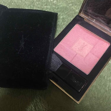 ✔Yves Saint Laurent
✔ブラッシュボリュプテ✔6
くすみピンクでナチュラルメイクに適しています。イヴサンローラン特有のマンゴーの香りは強すぎずとても良い香りです。中心の色と組み合わせる