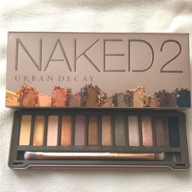 ☆URBAN DECAY NAKED2パレット

とにかく発色が最高です。
捨て色がなく、日常使いから特別な日の華やかメイクまでこれ１つでOK🙆

パレット自体に鏡とブラシ1本が付いています。

よくメ