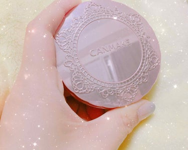 
CANMAKE
トランスペアレントフィニッシュパウダー

マシュマロフィニッシュパウダーの仲間😉
ピンクのパウダーなので、艶っぽく仕上げられます😌

私的には付属のパフでのせるよりも
ブラシを使った方