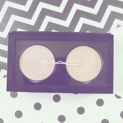 M・A・C スタジオ フィニッシュ コンシーラー デュオのクチコミ「カバー力のあるクリームタイプ
浮いたりしないので使いやすいです
適量を指に取って気になる部分に.....」(1枚目)