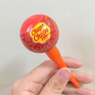 キスミー
チュッパチャップスグロス🍭

見ため可愛すぎてパケ買いです！
赤のチェリーを買いました🍒

これは、🍊系の赤で白肌ではない私にぴったりの色でした！ちょっと重めで、潤うけど持続時間は短いです！
