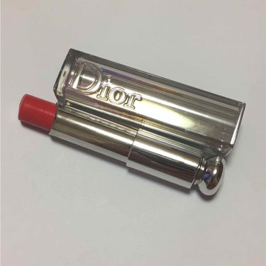 
お色は871 パワー

つるんとした赤色です💄
赤リップが苦手な方は余りむかないと思いますがマットでは無いので使い方次第でかなり可愛く使える色になります💕
指で馴染ませて使うとナチュラルになるのでその