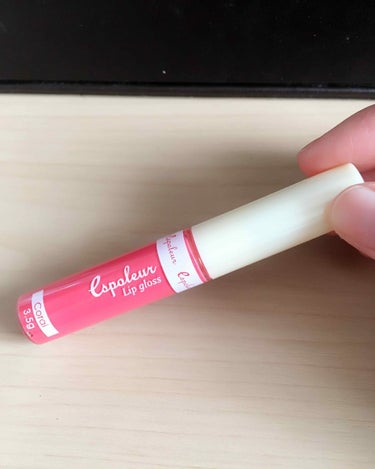 色はコーラルです💄
本当に可愛い色で、100円とは思えないくらいの綺麗なツヤを出してくれます💓
嫌なベタつきもないので、グロスが苦手な私も普段使いしたいと思えるグロスでした(*^^*)

#ダイソー
#