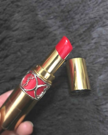 YSL ルージュ ヴォリュプテ シャインNo.45💄

私の顔は真っ赤も真っピンクも似合わない顔なのですが、この45番の色は赤とピンクの中間といえる色なのでとても使いやすく気に入ってます。
それと私は口