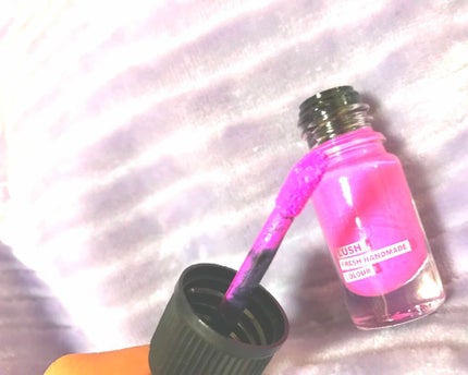 ラッシュ ラッシュ リキッドリップカラーのクチコミ「LUSH
リキッドリップカラー
グラマラスクイーンの色です!
口紅の底に使用期限まで書いて.....」(1枚目)