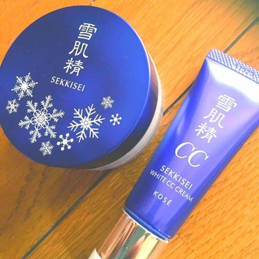 とにかくいい香りの雪肌精達❄️💕
右のCCは伸びがよくて潤いがある！
けど脂性肌な私は時間が経つとアゴ辺りがベタベタ？ヌルヌル？してきました、、
乾燥肌の方にはオススメです👌🏼
左のパウダーは透明感とい