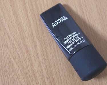 #MAC プレップ プライム フェイス プロテクト
 
SPF50、PA+++の#日焼け止め 効果抜群の#下地 です☀️

白い下地で伸ばすと透明になるので肌色の補正効果などはありません。

#夏 でも