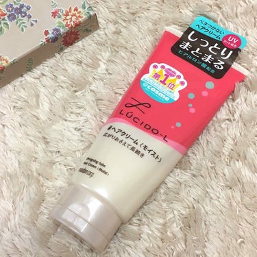 髪が広がりやすいので買いました🌟

このクリームは使い心地が良いです◎
匂いも好きだし、テクスチャーも伸びが良くてちょうど良いし、なにより、本当に広がりを抑えてしっとりとした髪に仕上げてくれます☺️

