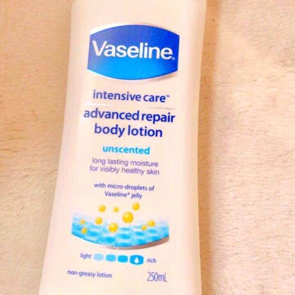ヴァセリン エクストラスムース ボディローションのクチコミ「ヴァセリン アドバンスドリベアボディローションです!香りはあまりなく、保湿力がとてもあります。.....」(1枚目)