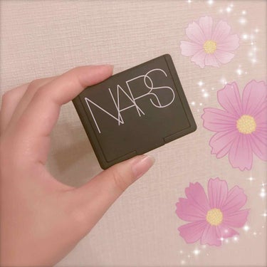 NARS ブラッシュ
4023番 

ゴールドとシルバーのラメが入った青みピンクのチークです...♪*ﾟ
ラメをハッキリさせたい場合でしたら指で。
そうで無い時はブラシで付けるとラメはそこまで付かないで