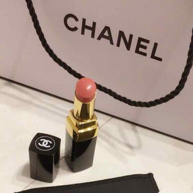 普段使い用に買ったCHANEL♡色は79番SAGA♡コーラルぽい色味ですごく使いやすい！持ってるだけでテンション上がる♡塗ってすぐよりも少し経つと唇に馴染んでくれる感じがする♡