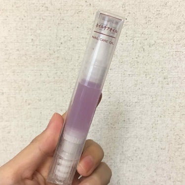 ネイルケアオイルです🌟

ペンタイプのネイルケアオイルを探していてロフトに売ってる物とかよりも安かったのでこちらを購入しました💕
主に持ち歩き用です！

下を回すとカチカチと音がして筆からオイルが出てく