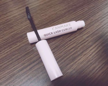 QUICK LASH CURLER 👀
透明 ウォータープルーフタイプ
クリアマスカラ マスカラ下地 トップコート

3つくらいシリーズが出てましたが、私のはコームタイプのものです。

＠cosmeベス