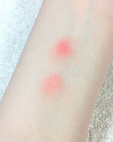 excel スリークチークのクチコミ「▶︎レッドはラメなし、コーラルはゴールドのラメが入っています
▶︎コーラルは程よく血色感を出し.....」(1枚目)