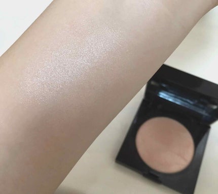 マットラディアンス ベイクドパウダー ハイライト01/ローラ メルシエ/パウダーハイライトを使ったクチコミ(2枚目)