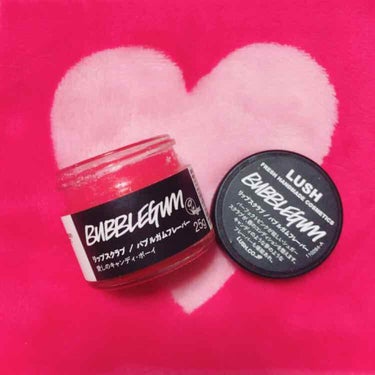 LUSH  リップスクラブ  バブルガムフレーバーです！💘
かき氷のいちごシロップの甘い香りがしてすごく好きです！！😻

💗使い方💗
1  唇を水で濡らす
2  リップスクラブを少し指にのせて優しくクル