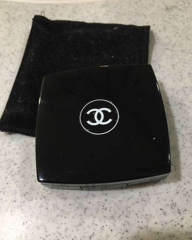 CHANEL アイシャドウ ブラシ ＜S＞のクチコミ「青色のシャネルのシャドウです
結構前に購入し、たまに使っています^ ^..」（1枚目）