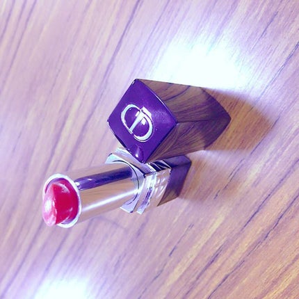 Dior ルージュ ディオール ヌードのクチコミ「色は999番です
真っ赤です
赤が好きな人におすすめ!
取れにくく、上にグロスを重ねても◉
..」(1枚目)