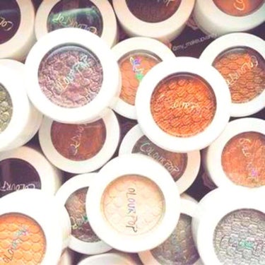 Colourpop


どんな薄いカラーでもスモーキーカラーでもきちんと発色します!
カラーバリエが豊富なので、求めている絶妙なニュアンスを見つけ出すことができちゃいます♥
きめ細かいパウダーが美しく肌