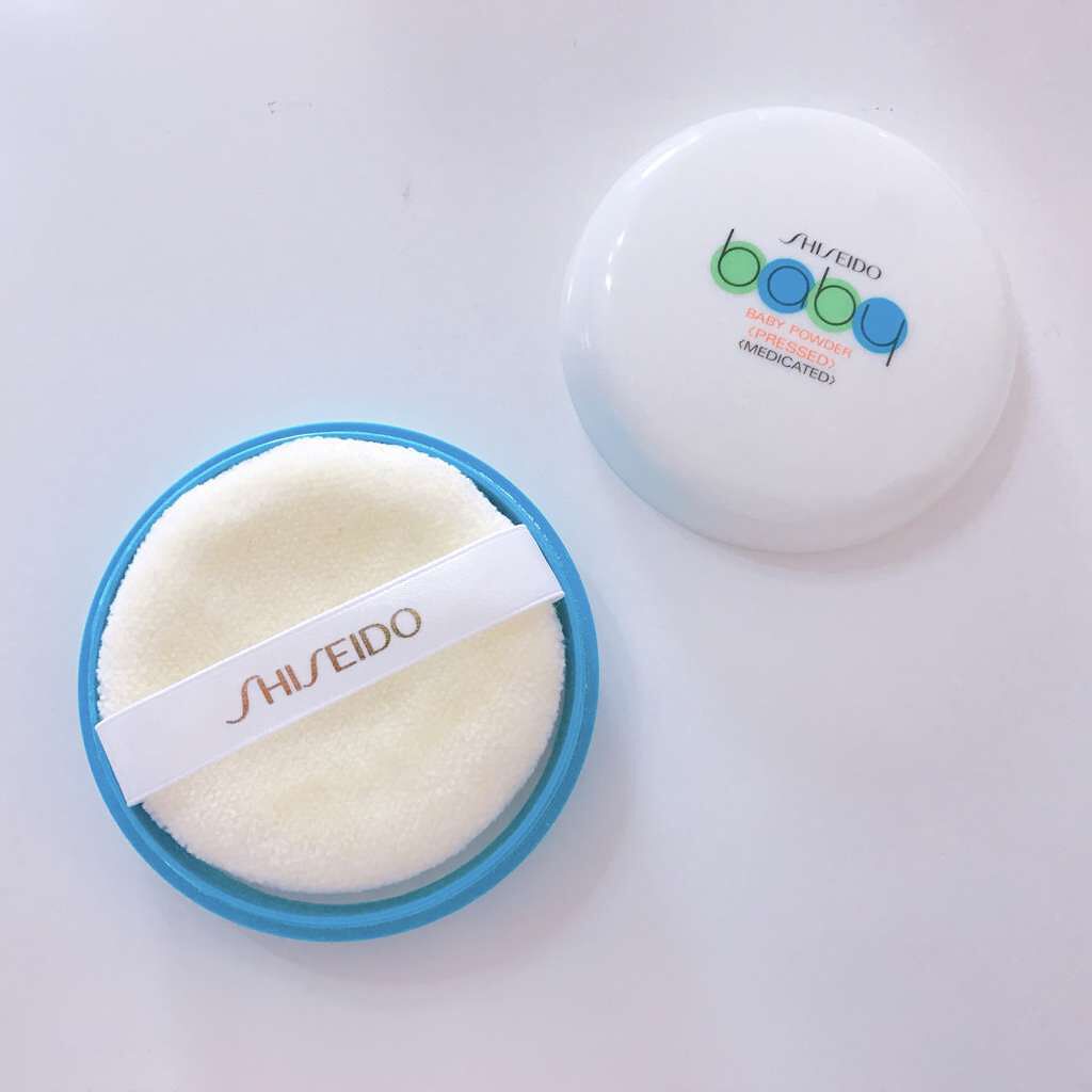 夏はパウダーとしても使っているベビーパウダーです！


✨オススメポイント✨
皮脂を吸着してくれるのでテカらない！
ほほ色がつかないので、学校やすっぴん風メイクにも使えます🌻
固形なので粉がこぼれる心配がない！
本来は赤ちゃん用なので肌に