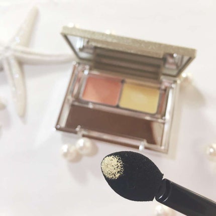 ケサランパサラン アンダーアイブライトナーのクチコミ「ピンクベージュのようなお色とイエローの2色を使い、目元のクマなどをしっかりカバーしてくれます。.....」(2枚目)