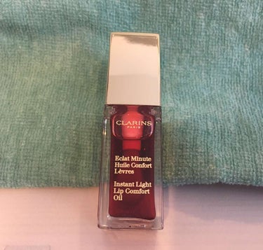 ＊CLARINS コンフォート リップオイル＊

＊03 レッドベリー＊


＊特徴＊
テクスチャーはトロッとしていて固め
オイルリップのサラサラ感はあまりなく、グロスよりの重たさ

ベリーの甘い香り
