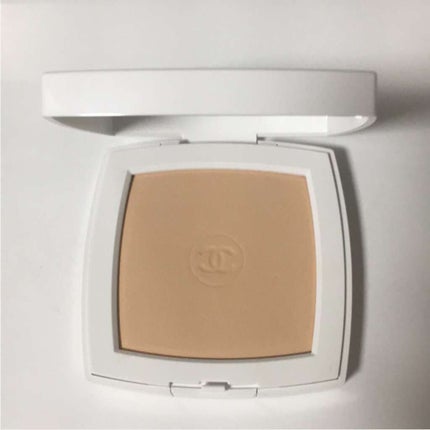 ル ブラン コンパクト ラディアンス 20 ベージュ / CHANEL ル ブラン コンパクト ラディアンス 20 ベージュ / CHANEL