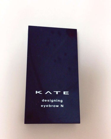 KATE デザイニングアイブロウ N   
EX-4 ライトブラウン系

濃〜淡の3色いりで立体的な眉を作ってくれるのにちょうど良い！

真ん中の色と下の色を混ぜて眉のぼかしとノーズシャドーと涙袋の影に