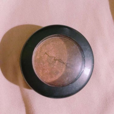 M·A·C eye shadow mulch velvetです。
カナダのバンクーバーで購入しました。
ずっと使ってますがなかなか減りません笑
細かいラメがはいっているので塗ったらキラキラします！
発色