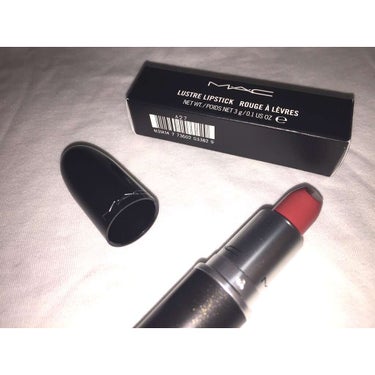 ✔️MAC : LIP STICK ( SEE SHEER )

マックのリップスティック💄✨
シー シアーという色です！

リップスティック本体を見ると一見濃い
赤リップのように見えますが、唇に塗布
