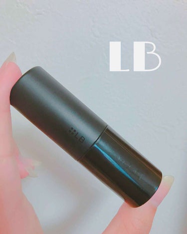 💄LB エッセンスインルージュ モイスト【エンビィレッド】💄

この口紅は私が初めて赤い口紅を買った第一号でした💄🙈
真っ赤なんですけど、明るい感じではなくて落ち着いた少し暗めの赤で、とても気に入ってま