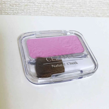 透明感チークが360円で買えるのか😆💓と思い購入！7月10日発売の新色の【ラベンダーピンク】です！
シューウエムラの紫チークが透明感がでるとSNSで話題になっていました。そのチークに似ています！

こう
