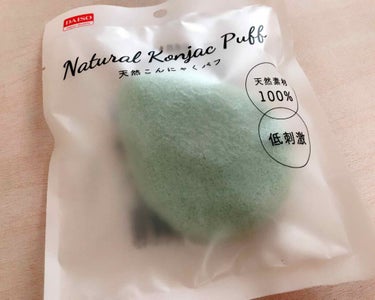 ダイソーの天然こんにゃくパフ🌟

流行りに乗って買ってきました！

お湯に数分つけるとふにゃ〜ってずっと触っていたくなる感触💕ちょっとヌメリを感じました！

使い心地は、、、
物によるのかな？私のは片面