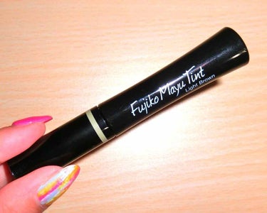 Fujiko Mayu Tint 04 Light Brown

ティントの液はねっとりと少し粘り気があるリキッドアイライナーみたいなイメージ！
少々はみ出してしまっても修正が効くので、おおまかにベッタ