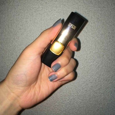 L'OREAL PARIS
カラーリッシュ ルルージュ💄
G101

少し前に流行ったゴールドリップ🥇
今でもloftなどの店頭を見ると、売り切れている所が多いです👍

評判通り、がっつり金色でラメも金