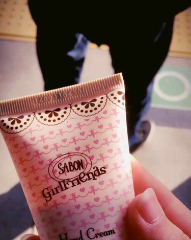 SABON ガールフレンズ ハンドクリームのクチコミ「サボン ガールフレンズハンドクリーム
お友達にもらいました🙆✨

めちゃめちゃ外で撮っててすみ.....」（1枚目）