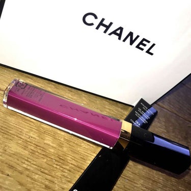 クラランスと迷って買ったCHANELの
ルージュ ココ グロス コンフュジオン (764番)💜
かわいい〜〜んです💜💜💜
夏に紫はちょっとな〜って思ったんですが
このままの発色ではなくて薄っすらと色付く