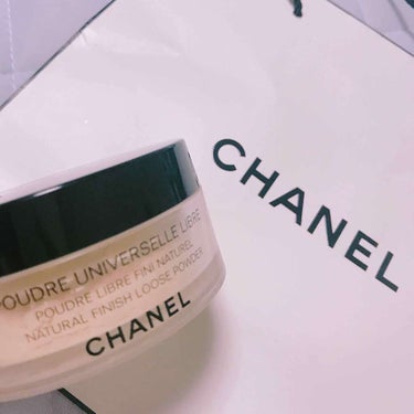 CHANEL ルースパウダー
20番 クレール


細かいお粉でラメなしのマット、
コスパの良さ(1年以上使用しています)、
化粧の崩れ方も綺麗で良い商品です。

付属のパフは使わずに
MACのフェイス