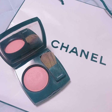 CHANEL チーク
72番 ローズイニシアル

キラキラッと小さいラメが入っていて
頬につけるとツヤのあるピンク。

発色すごい良い！！！と
初めて使ったときは感動したんですが、
付属ブラシの毛がとて