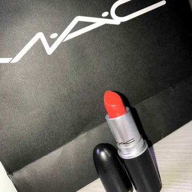 🌹macのリップスティック💄✨
あま〜いバニラの香りがすっごくスキです！
色はレディーバクです♥️
赤好きにはたまりませんこの色😖💗
ただプリクラを撮るとあんまり赤くはみえないです🤦🏼‍♀️でもそのまま