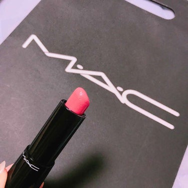 MAC リップ
スマート&スウィート


チョコの香りがして良い匂いです(^^)

ただ私の唇には合わないのか
これを塗ると皮が剥けてしまいます。

潤いもあって良いと思ったんだけどなぁ〜。

あと、皮