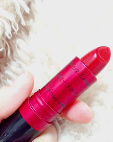 赤すぎず、すこしピンクが入っててキツくならず可愛いらしい赤リップです💄

匂いは好みがあると思いますが、海外のコスメの匂いがします。

パッケージも可愛いのでお気に入りです♡

オルチャン風に唇の内側に