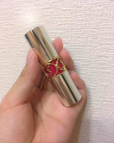 イヴ・サンローランのティントインバーム4番です💄💓

見た目の可愛さに一目惚れして発売初日に購入しました✨

ティントの色持ちはあまり感じられませんが、透けるようなシアーな発色はとても好みです😍

2枚