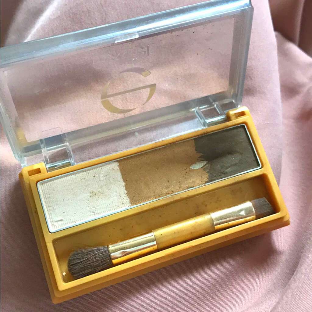excel ハイライト＆ブロウコンパクトのクチコミ「色はライトブラウンです。
付属の筆がとってもお気に入りです！
粉質もしっとりしていて、なんとな.....」（2枚目）